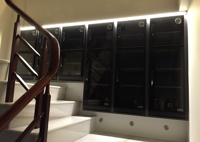 搭配裝潢設計放在樓梯轉角處的一整排防潮箱