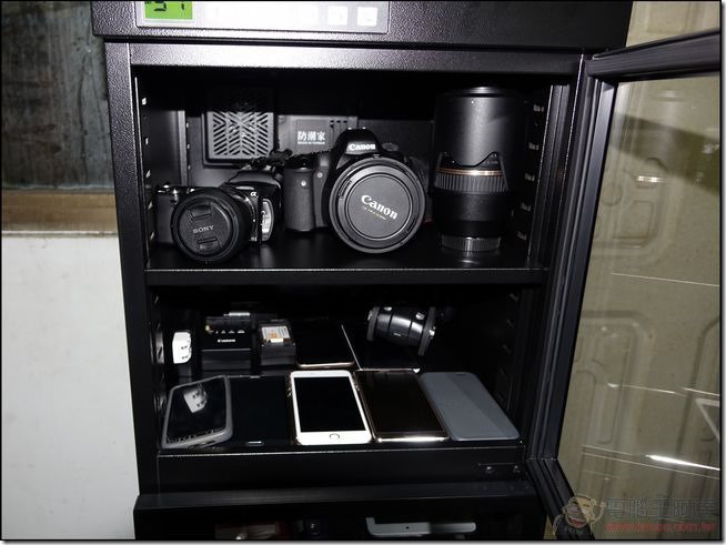 再多的相機、鏡頭與3C產品都很夠放(這就是防潮箱買大的好處) 防潮家-34