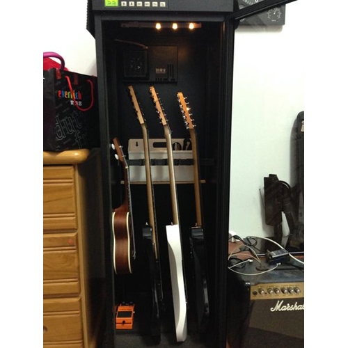 吉他保養，烏克麗麗防潮推薦FD-215AG電子防潮箱，電吉他不再生鏽了。